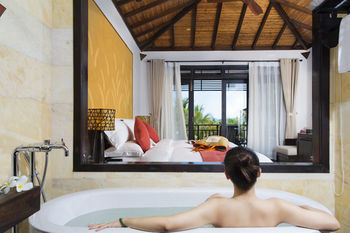 Deep Soaking Bathtub